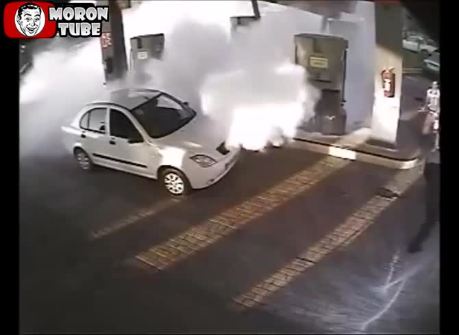 Video :Iran - a disagreement between a client and a petrol station employee escalates into a fire